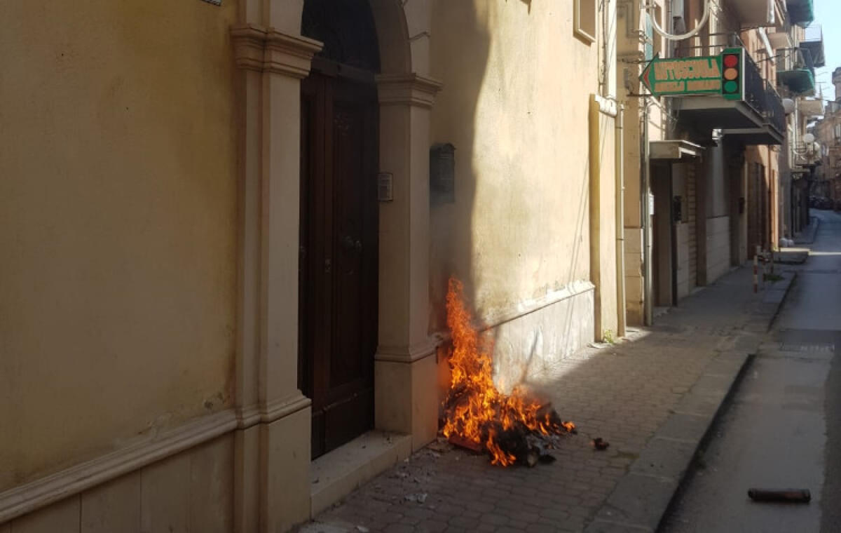 Roghi in centro, tre nell'arco di poche ore: fiamme anche davanti alle abitazioni - Uno dei roghi di ieri mattina