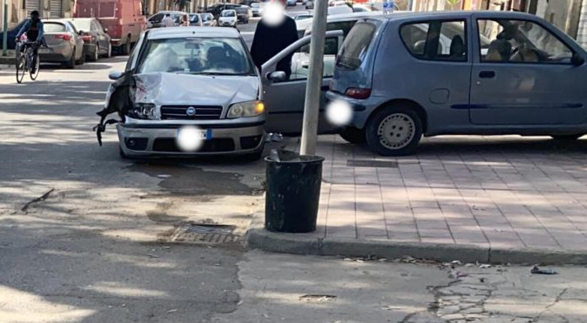 Impatto tra due auto in via Cascino, sul posto gli agenti della municipale - Lo scontro in via Cascino