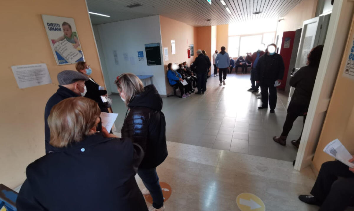 Vaccinazioni in ospedale, ancora assembramenti per gli ultraottantenni - 