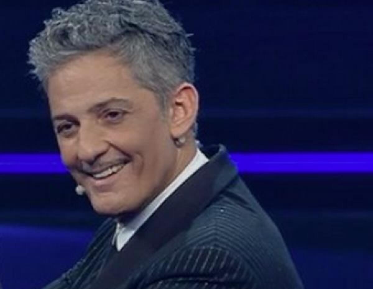 A Sanremo Fiorello ironizza su Zingaretti, cantano Mihajlovic e Ibra -