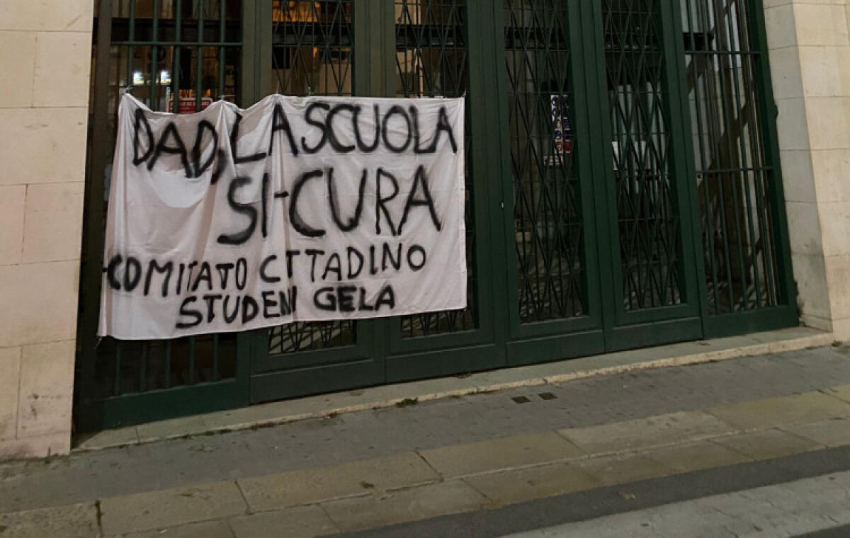 Timore contagi, studenti vogliono la dad: "Lezioni in spazi angusti con enormi rischi" - Lo striscione davanti al Comune