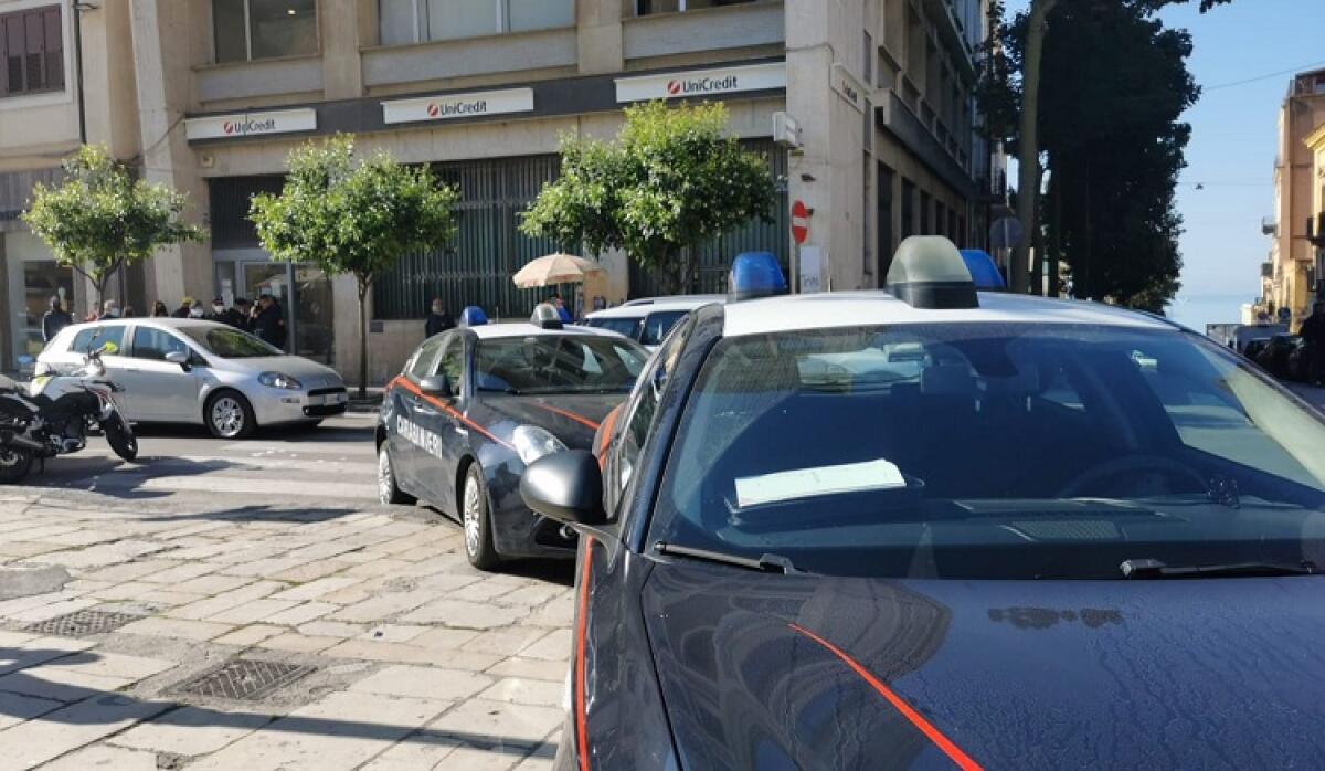 Ha minacciato titolare di una tabaccheria con delle forbici, denunciato il responsabile - 