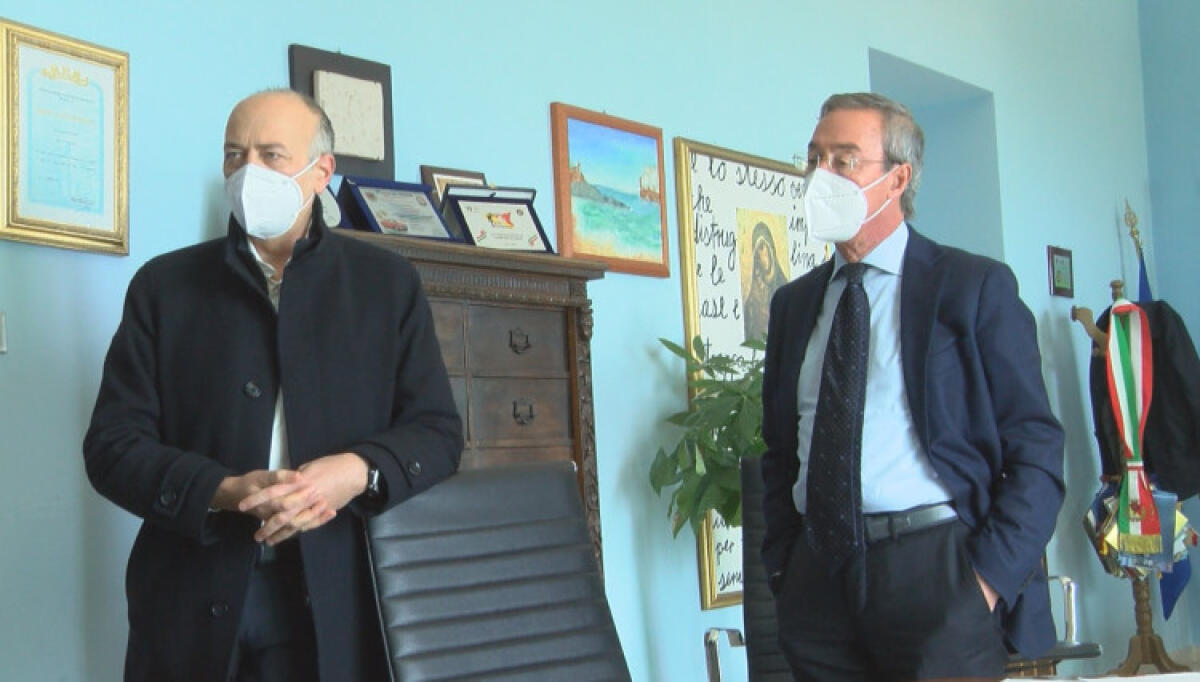 "Nessun appoggio a Greco", Lorefice: "Mancuso? Responsabilità su definanziamenti" - Il senatore Lorefice e il sindaco Lucio Greco