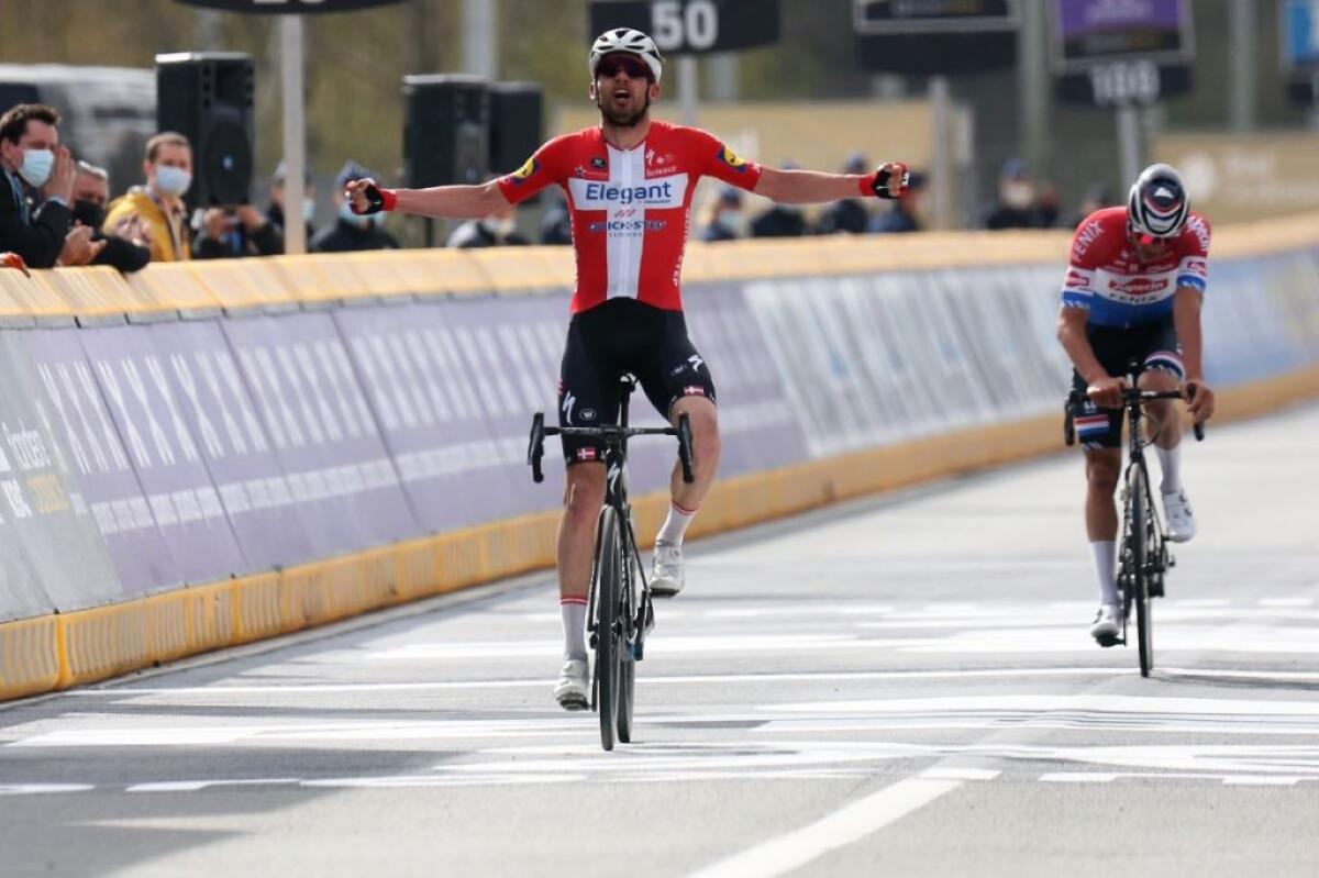 Asgreen trionfa al Giro delle Fiandre, battuto Van der Poel - 