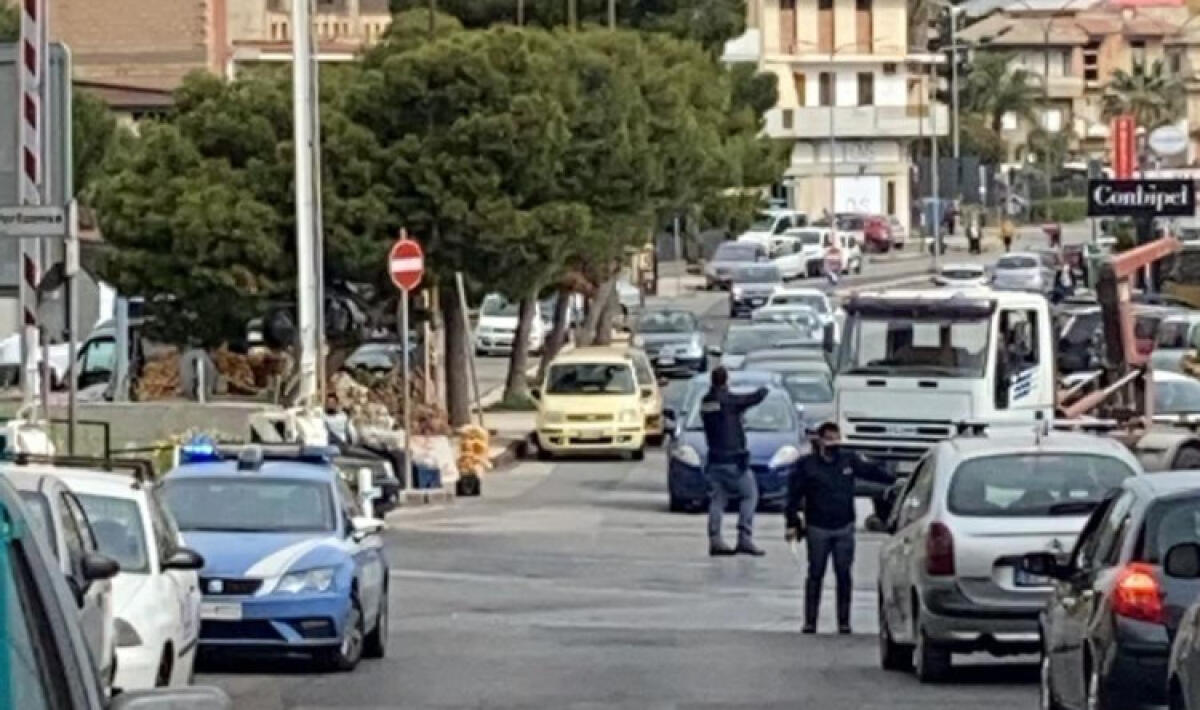 Caos al passaggio a livello di via Butera, auto bloccate per il transito del treno - 