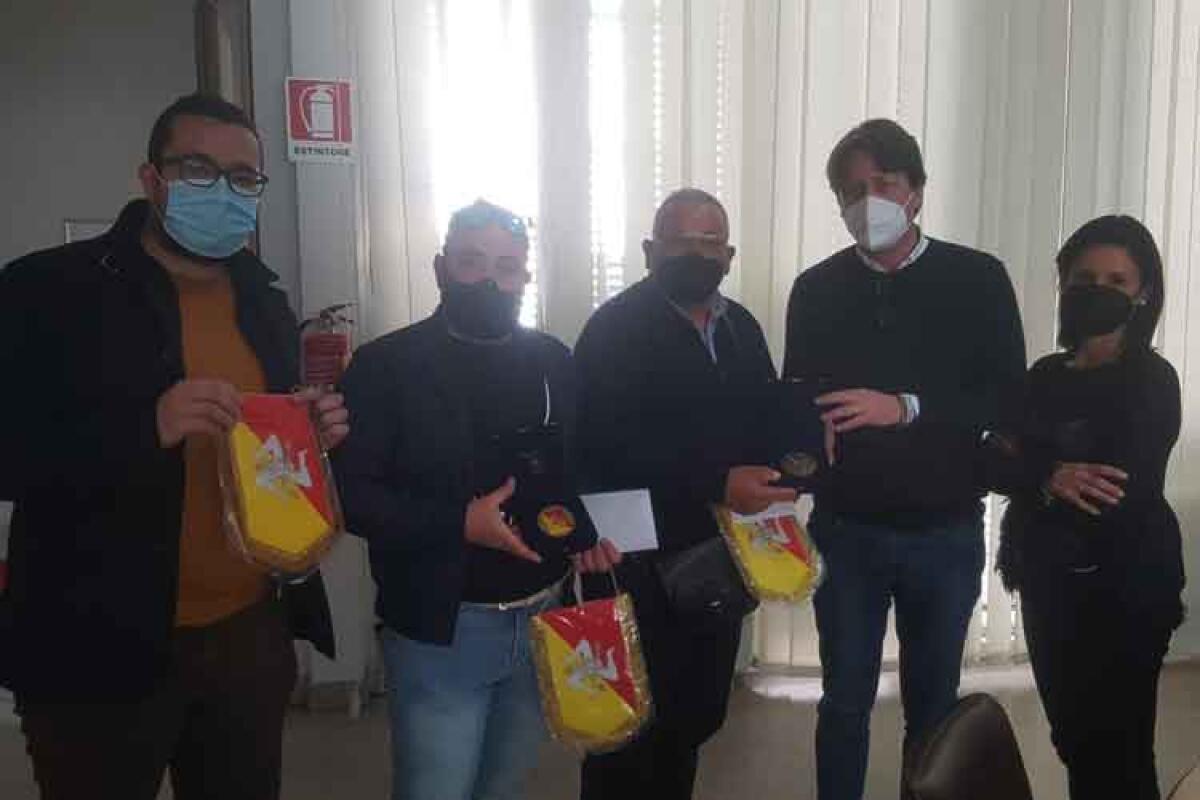 Skeet, anche l'assessore regionale Messina ha premiato il tiratore Alberto Maganuco - Nella foto da sinistra: Francesco Infurna, Alberto Maganuco, Giuseppe Fruscione, Manlio Messina e Sandra Bennici.