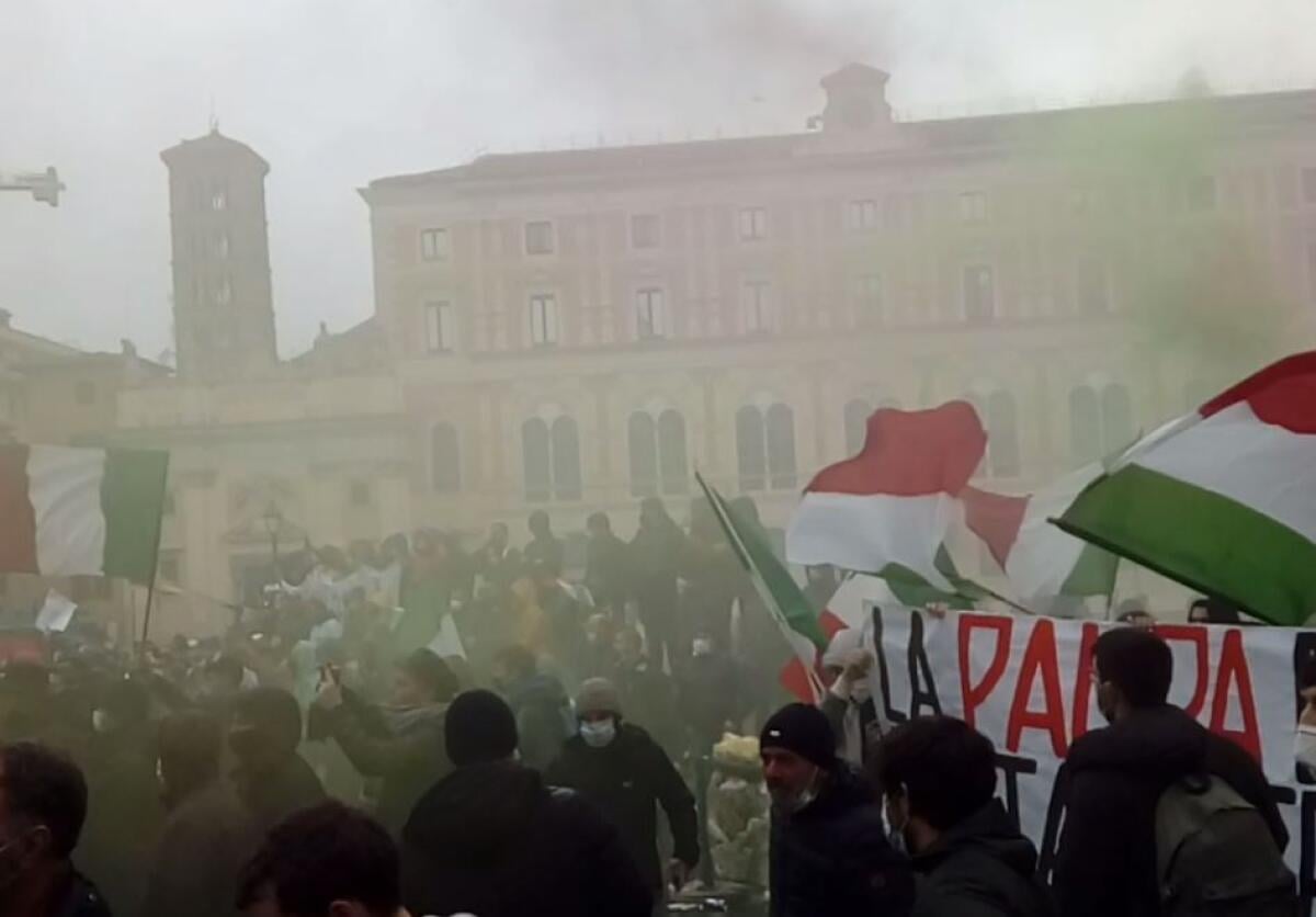 Corteo “Io apro” a Roma, tensione manifestanti-forze dell’ordine - 
