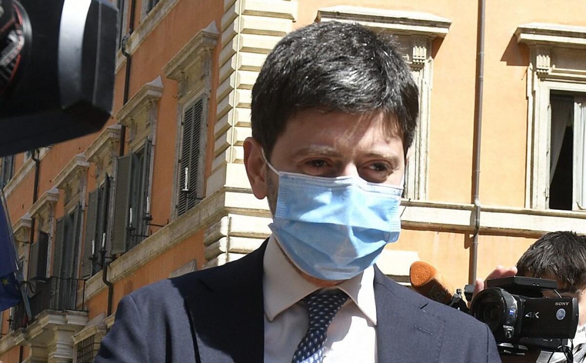 Covid, Speranza: “Lavoriamo a green pass ma serve ancora prudenza” - 