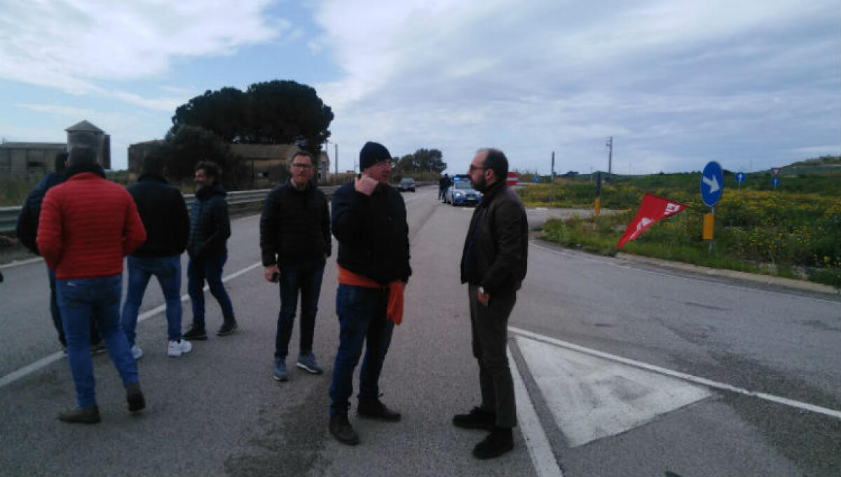 Da due anni senza lavoro, Cosca (Fillea): "Per operai ex Trainito serve politica seria" - Una delle proteste dei lavoratori ex Trainito lungo la 117 bis insieme ai sindacalisti Cgil (immagini di repertorio)