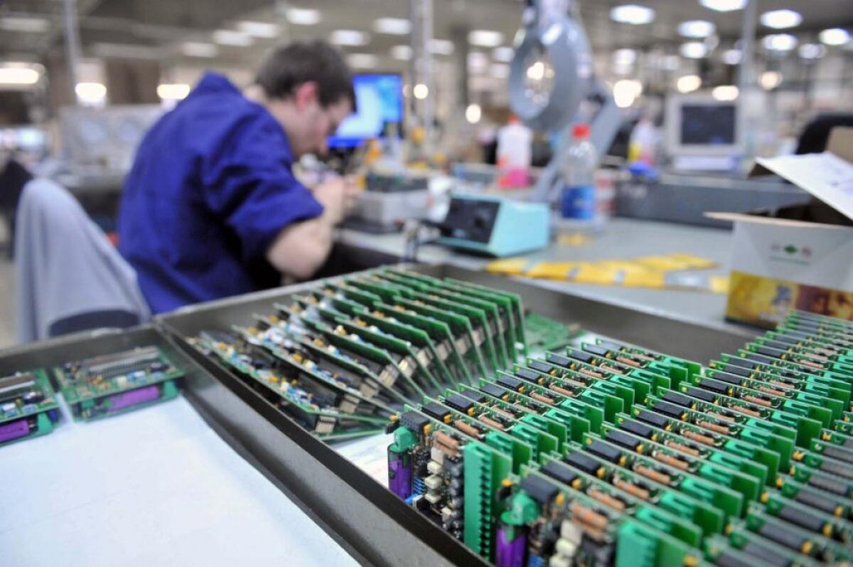 A febbraio in lieve aumento la produzione industriale -