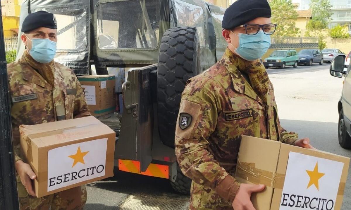 L'Esercito dona pacchi alimentari alla Caritas della parrocchia San Domenico Savio - I militari consegnano pacchi alimentari alla Caritas salesiana