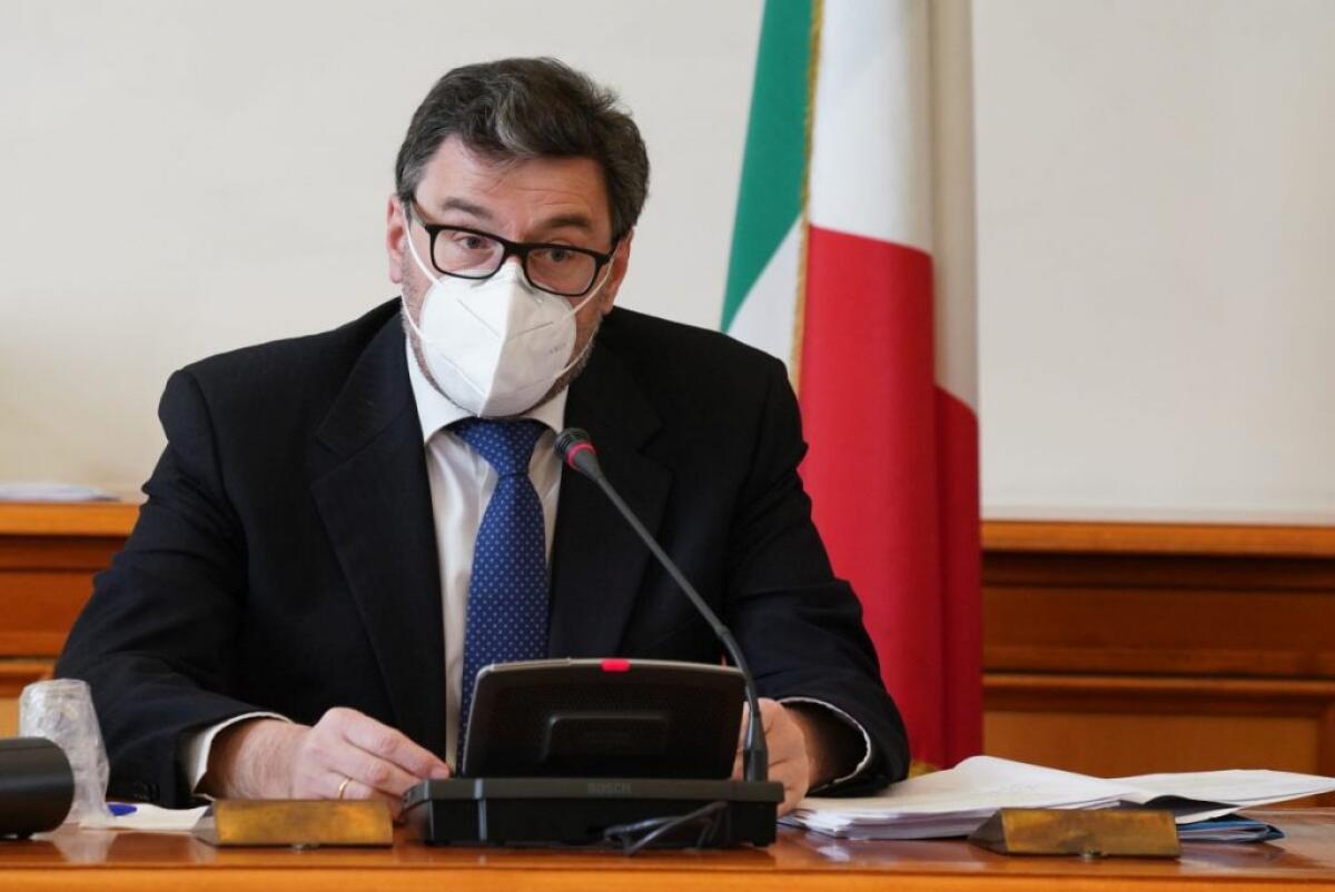 Covid, Giorgetti “Vaccini e protocolli per assicurare riaperture” - 