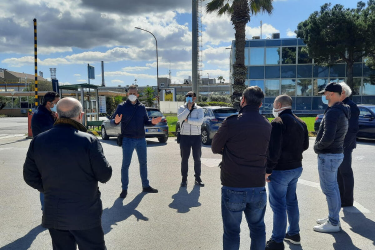 Ex Eurotec fuori dall'indotto, oggi assemblea: sindacati scrivono a Sicindustria - L'assemblea con gli ex Eurotec
