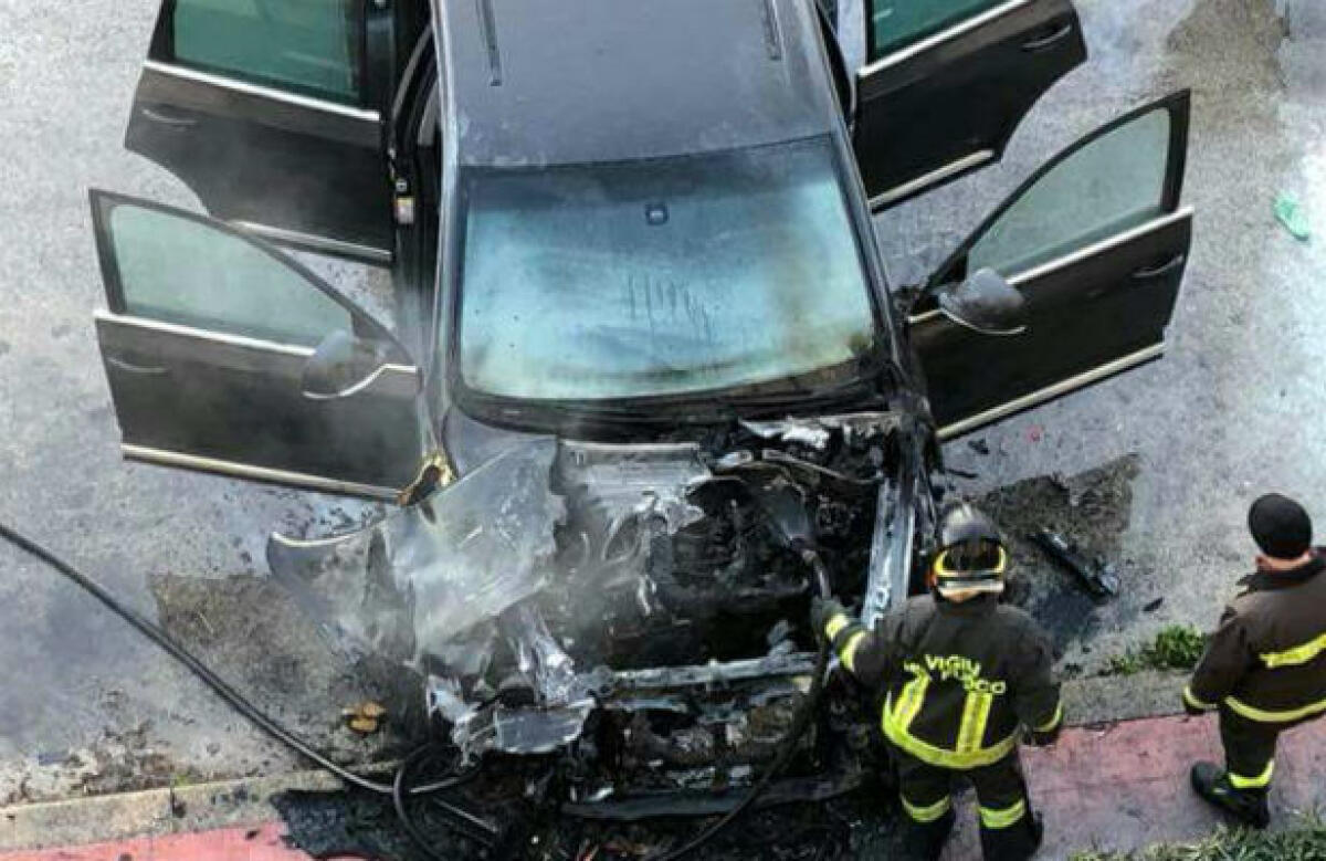 Panico in via Cecoslovacchia, giovane danneggia con il fuoco due autovetture - (foto archivio)