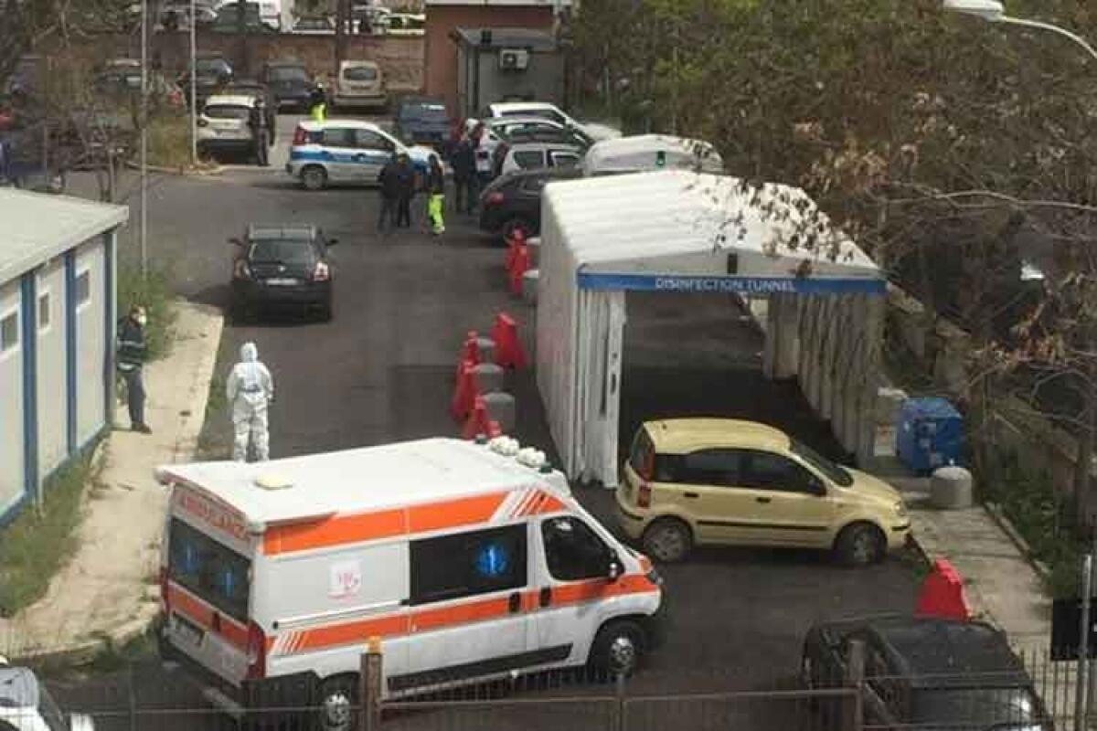 Parcheggio selvaggio in ospedale blocca le ambulanze da sanificare - L'utilitaria in sosta selvaggia davanti l'accesso al tunnel di sanificazione delle ambulanze.