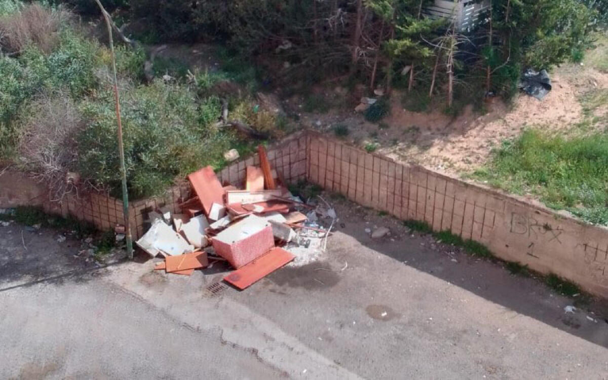 Di nuovo rifiuti e degrado a Scavone, in via Osorno tutto finisce tra le palazzine - Di nuovo rifiuti e materiale di risulta accatastato 