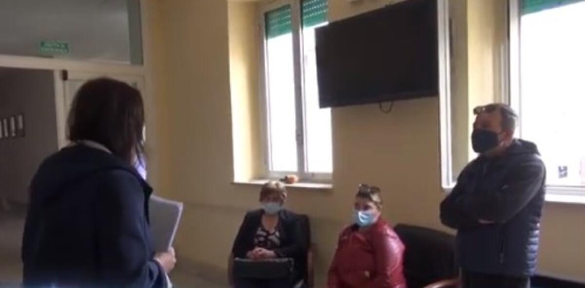 Trasporto disabili, ancora sospetti: famiglie, "firmata delega ad Aias per i rimborsi" - Le famiglie con l'assessore Gnoffo