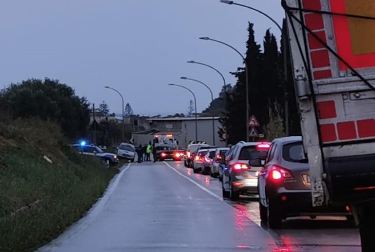 Suv fuori strada per la pioggia sulla Gela-Manfria, traffico rallentato - 
