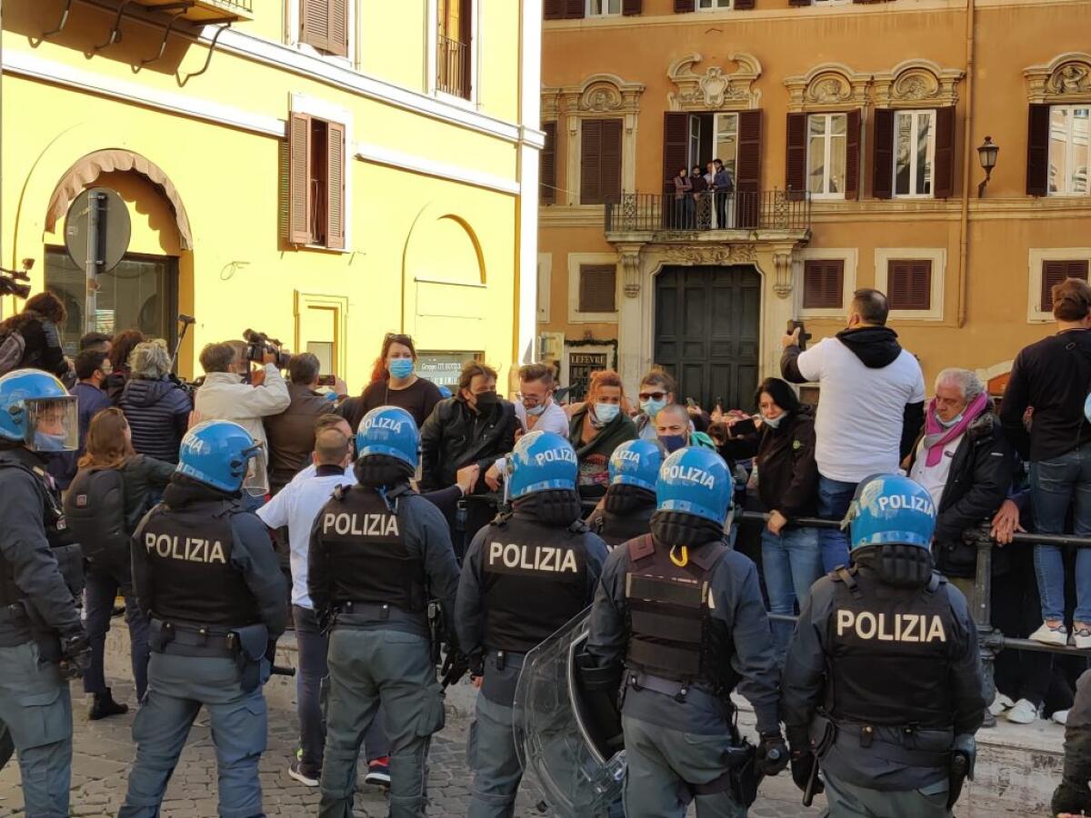 Manifestazione per le riaperture, tensione davanti alla Camera - 