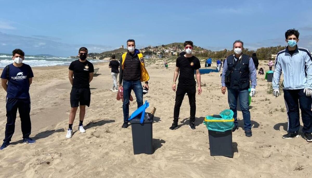 Volontari ripuliscono la spiaggia a Manfria, "seminiamo il futuro" - 