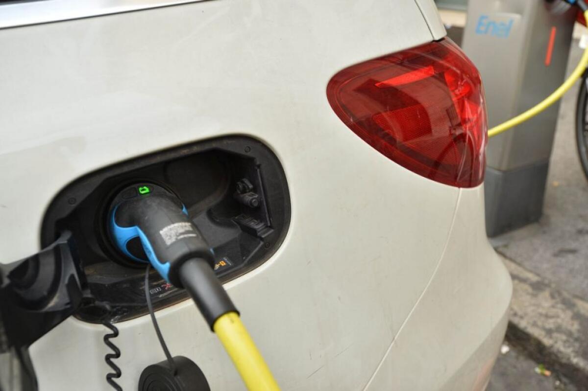 Ricarica auto elettriche, studio Arera “Prezzo medio wallbox 1200 euro” - 