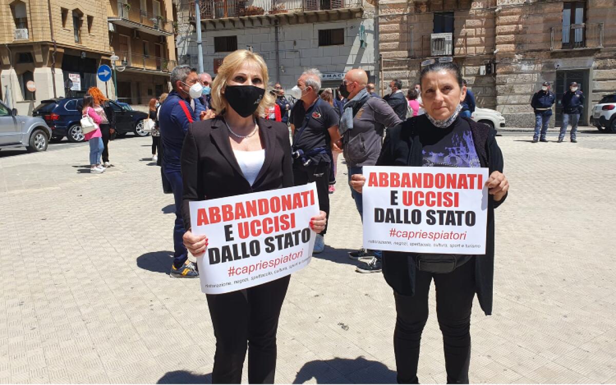 "Basta zona rossa", sale la protesta degli esercenti: "Numeri contagio sono inferiori" - Commercianti, artigiani ed esercenti sono scesi in piazza lo scorso sabato