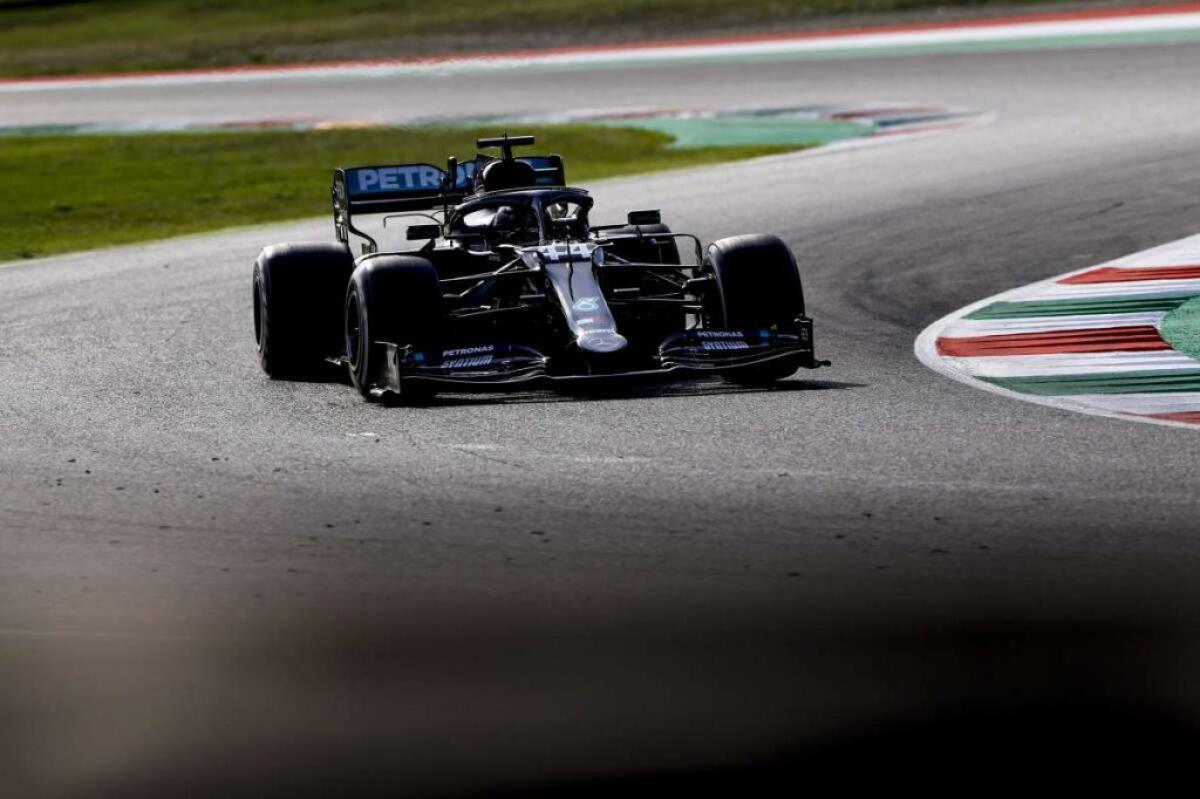 Pole n.100 per Hamilton, Ferrari in seconda fila con Leclerc - 