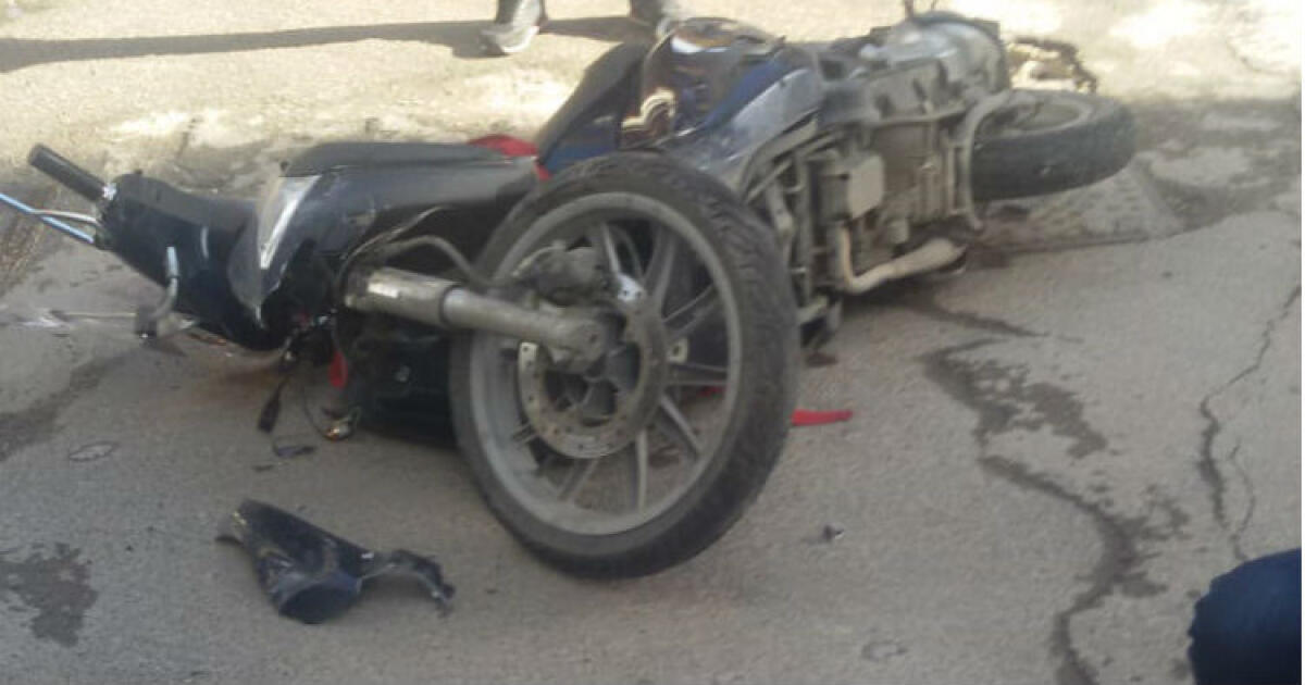 Scontro stradale e la violenza, aggressione dopo l'impatto tra scooter e auto - 