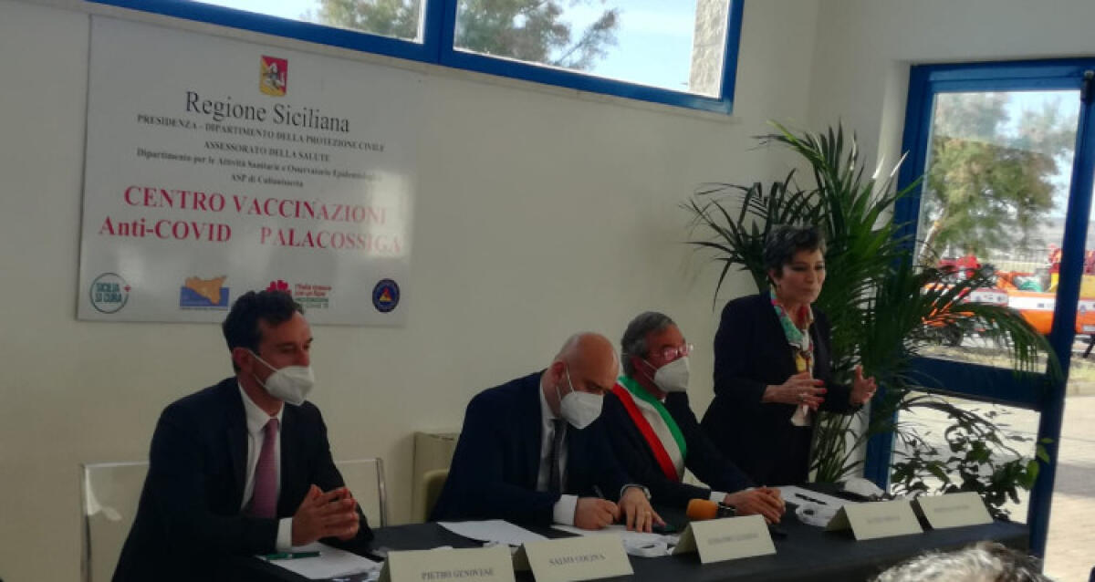 Hub, "700 vaccini nel primo giorno ora arrivare a 1.500": Asp, "nuovo ospedale a Gela" - Il sindaco insieme ai manager Asp
