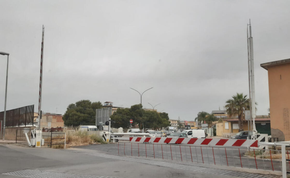 Passaggio a livello via Butera, ancora disagi e pericoli: sistema spesso in tilt - 