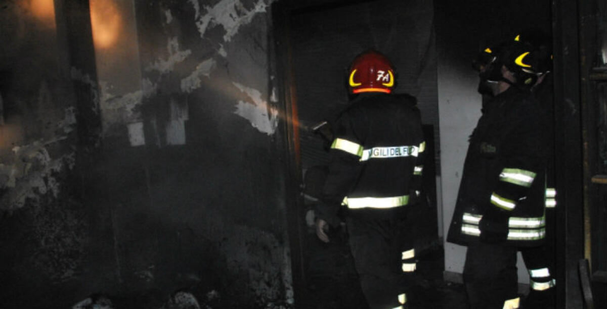 Fiamme nell'area Smim sulla 115, in piena notte un'esplosione e poi il rogo -