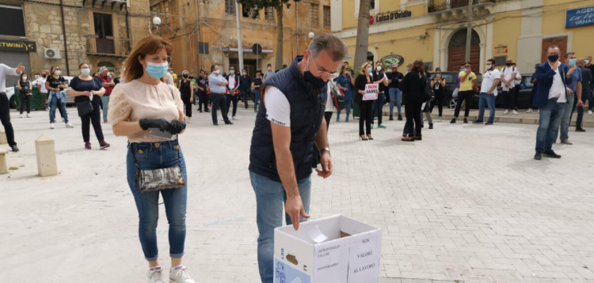 Zona rossa, commercianti e artigiani in piazza Umberto: "Siamo allo stremo" - Una protesta dei commercianti dello scorso anno sempre a seguito delle misure restrittive