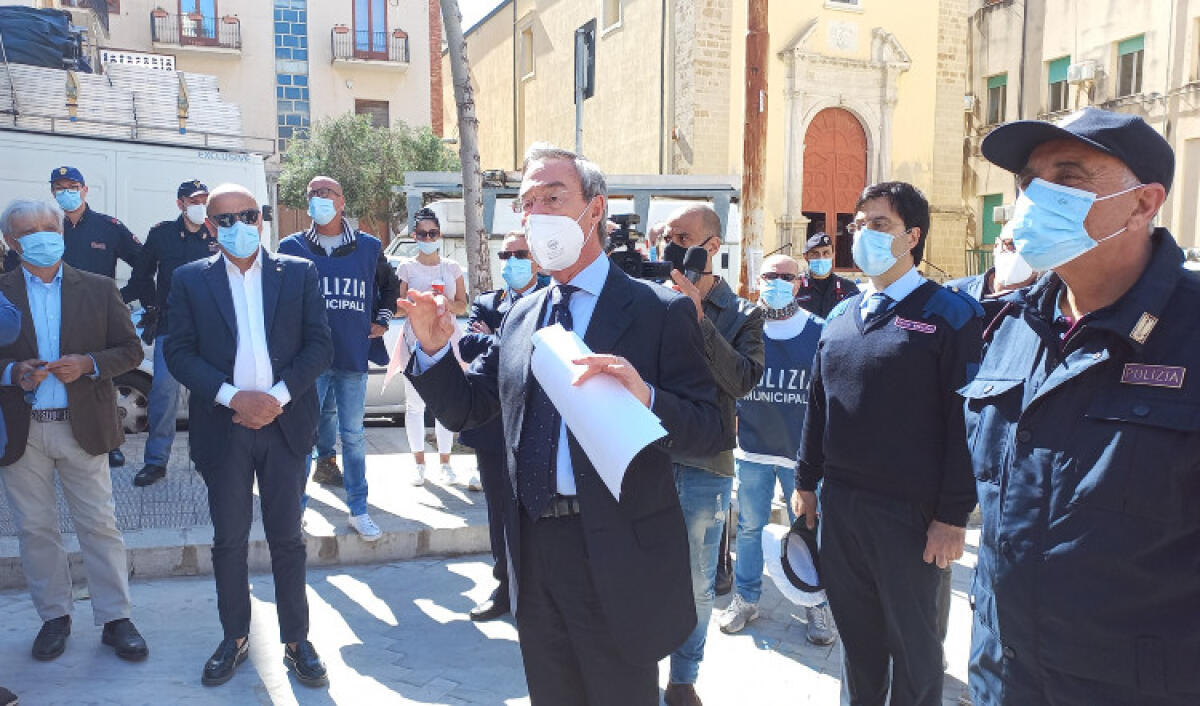Caos zona rossa, Pd: "E' una sconfitta della giunta Greco e del governo regionale" - Il sindaco Lucio Greco in piazza San Francesco con i commercianti