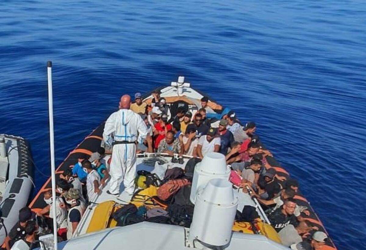 Nuova ondata di sbarchi a Lampedusa, altri avvistamenti nel Mediterraneo - 
