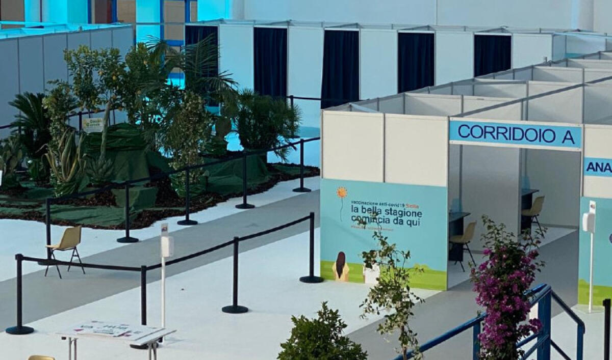 Nuovo hub, da domani vaccini al PalaCossiga: visita Musumeci nella struttura - Il nuovo hub vaccinale