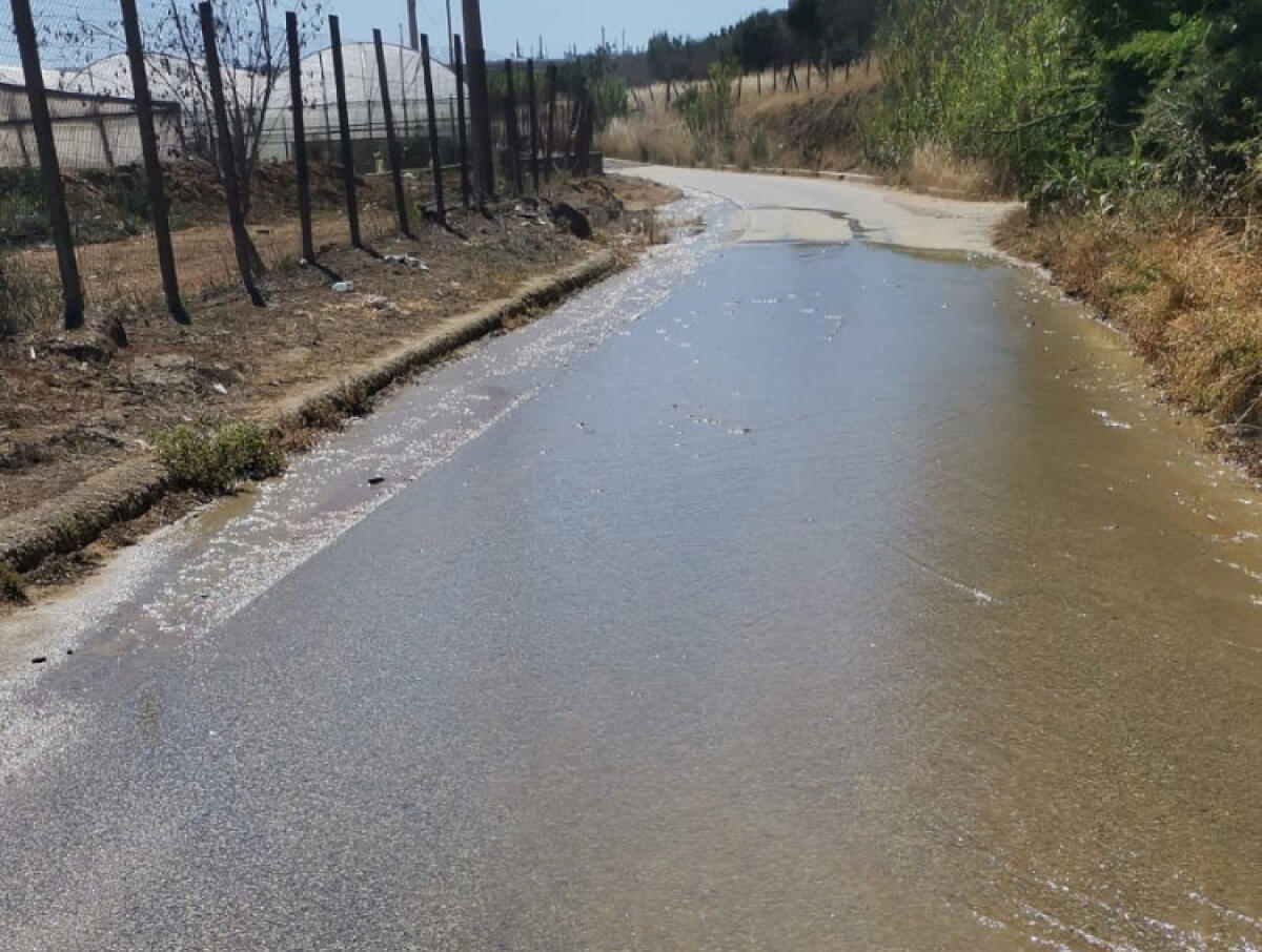Ingenti perdite a Spinasanta, strade invase dall'acqua - L'acqua in strada