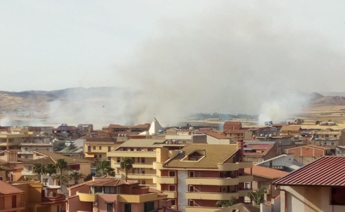 In fiamme una vasta area in via Butera, danneggiato anche un camion - Fiamme e fumo ben visibili anche a molta distanza