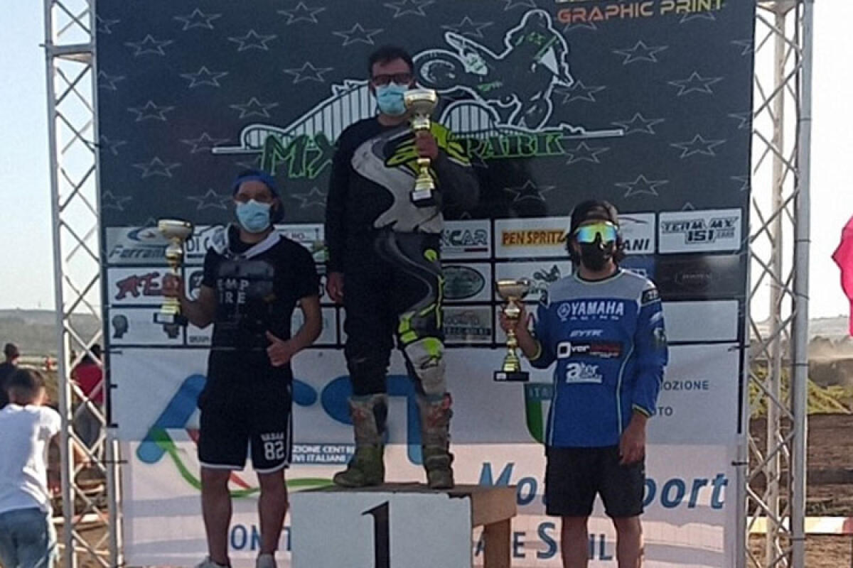 Motocross, Samuele Zappietro primo in gara uno: "Terzo nella classifica assoluta" - Nella foto: Samuele Zappietro sul secondo gradino del podio.