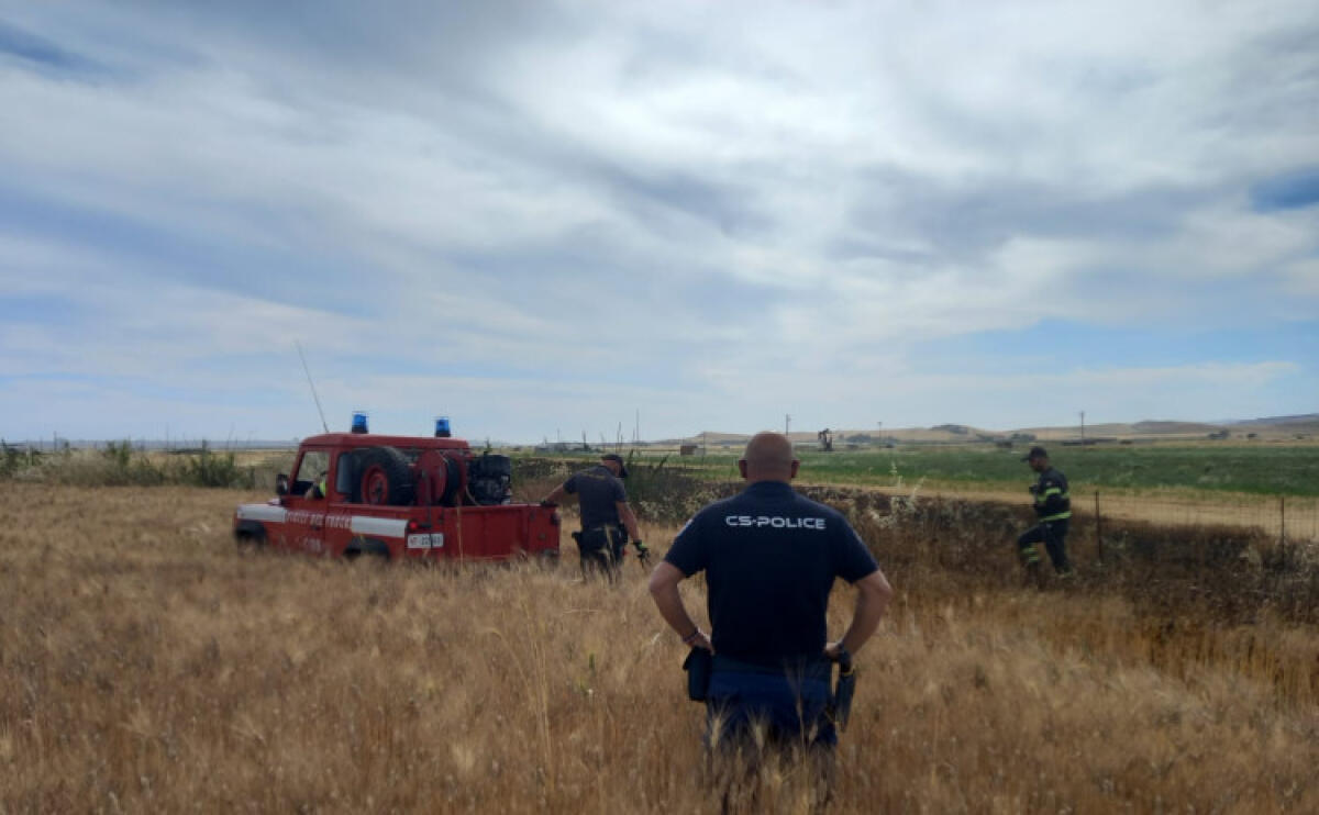 Incendi mirati colpiscono agricoltori, "anche la polizia municipale per i controlli" - Uno degli ultimi incendi nella Piana