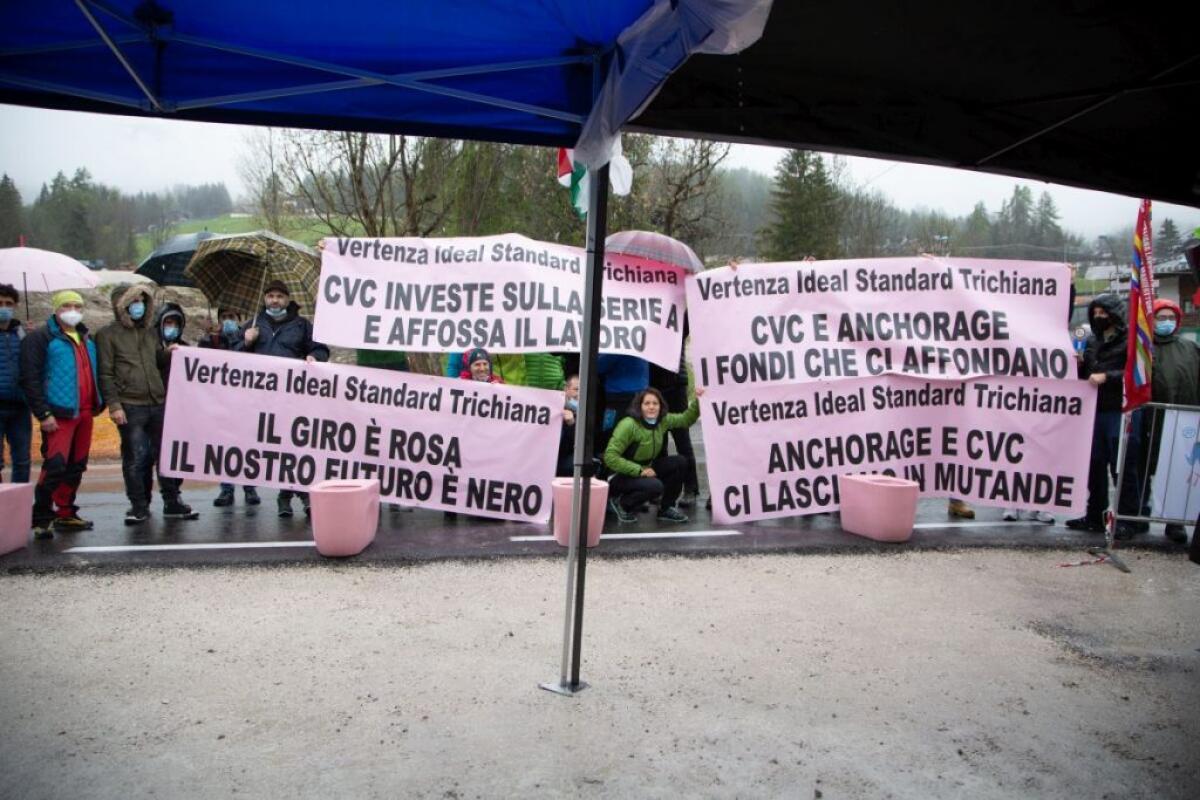 Lavoratori Ideal Standard in sciopero manifestano al Giro d’Italia -