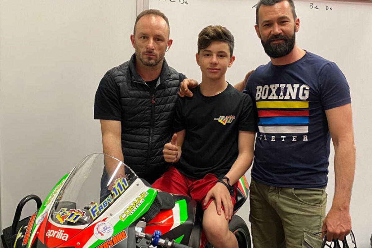 "Faby 111" sesto a Modena con un rimpianto: "Il kartodromo sarebbe ideale per i test" - Nella foto da sinistra: Davide Fiaccabrino, Fabiano Fiaccabrino (in sella all'Aprilia) e Francesco Scolaro.