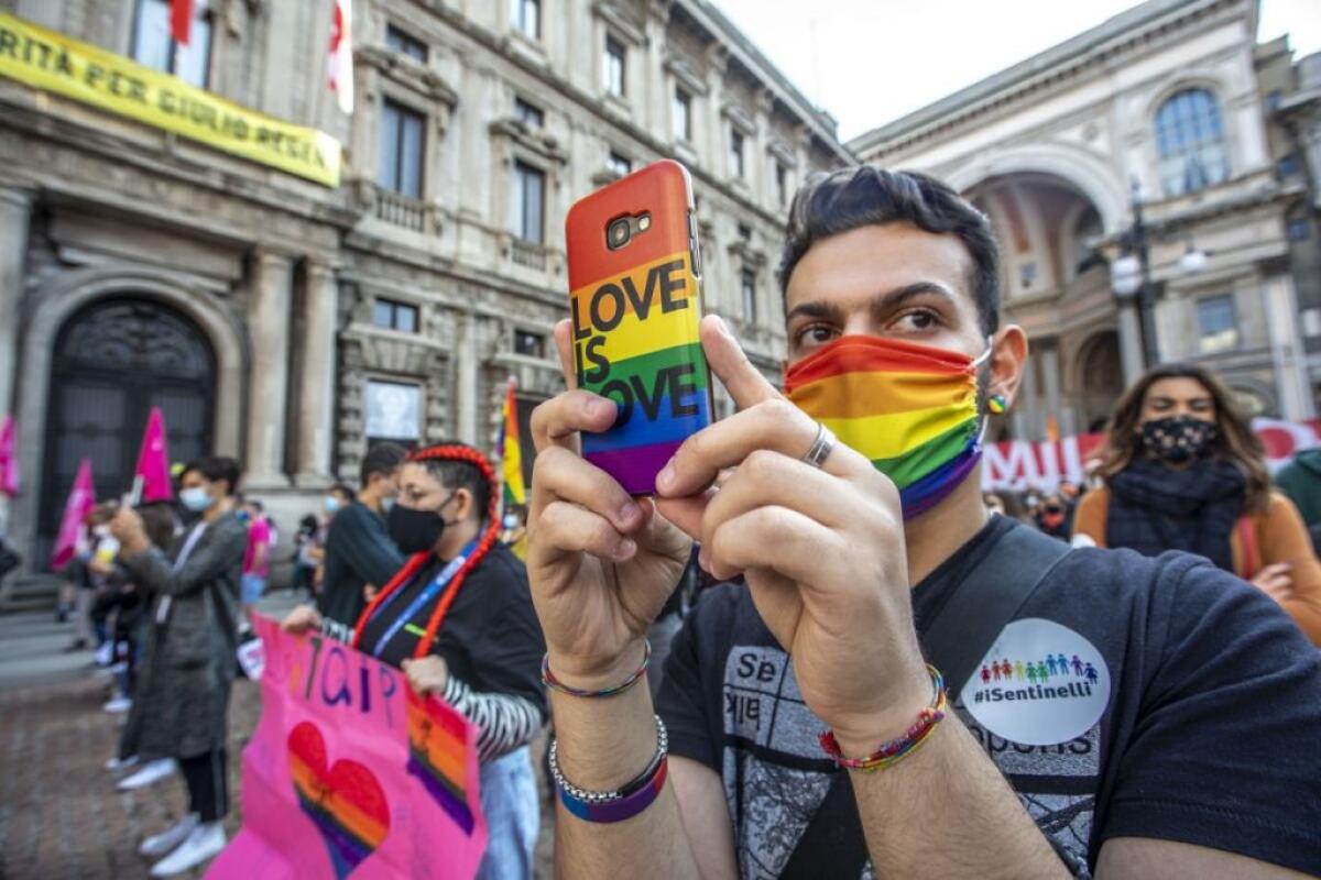 Omotransfobia, secondo un sondaggio 60% italiani favorevole a ddl Zan - 