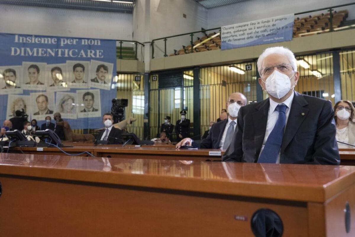 Mattarella “Nessuna zona grigia, o contro la mafia o si è complici” - 