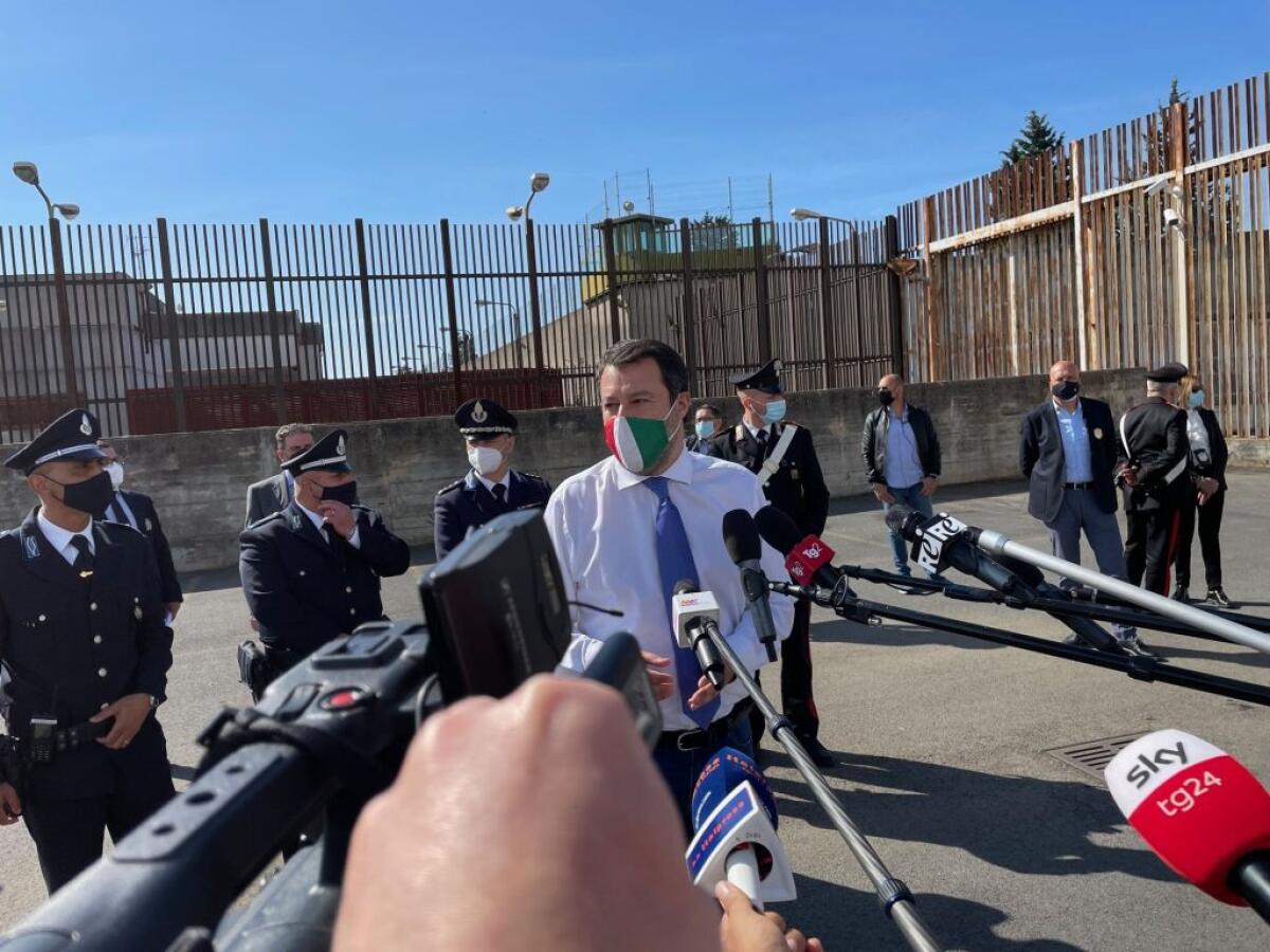 Salvini “sia l’estate dei turisti, non dei migranti che sbarcano” - 