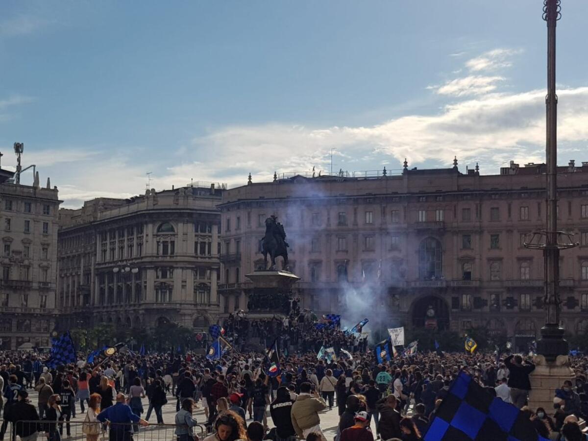 Scudetto Inter, assembramenti in piazza Duomo per la festa dei tifosi - 