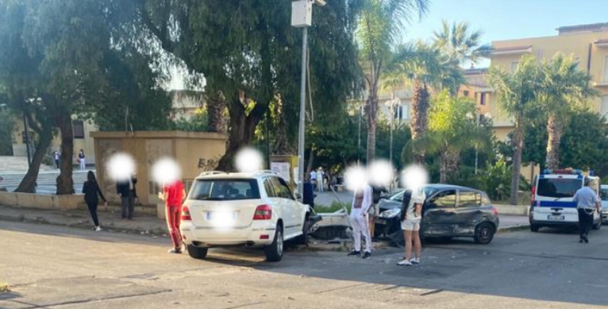 Incidente a Fondo Iozza, l'impatto e due vetture danneggiate - 