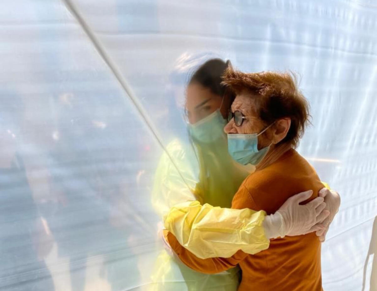 I primi abbracci dopo mesi di lontananza, in Rsa incontro tra anziani e famiglie - 