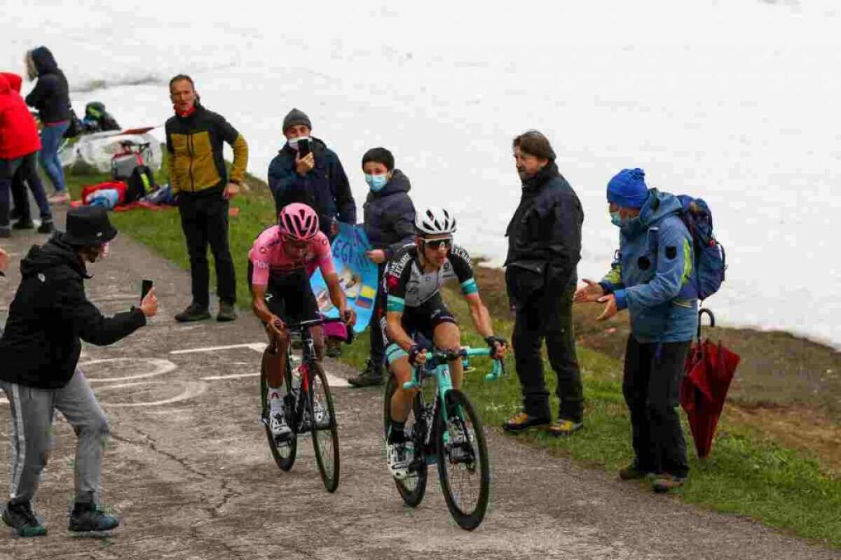Yates vince la 19^ tappa del Giro, Bernal resiste in rosa - 