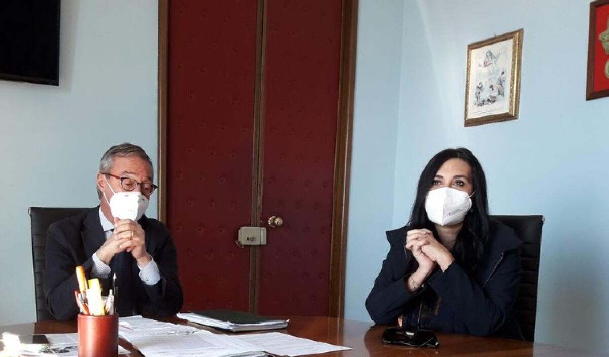 Due milioni dal governo, si sbloccano anche i progetti per il reddito di cittadinanza - Il sindaco Greco e l'assessore forzista Nadia Gnoffo