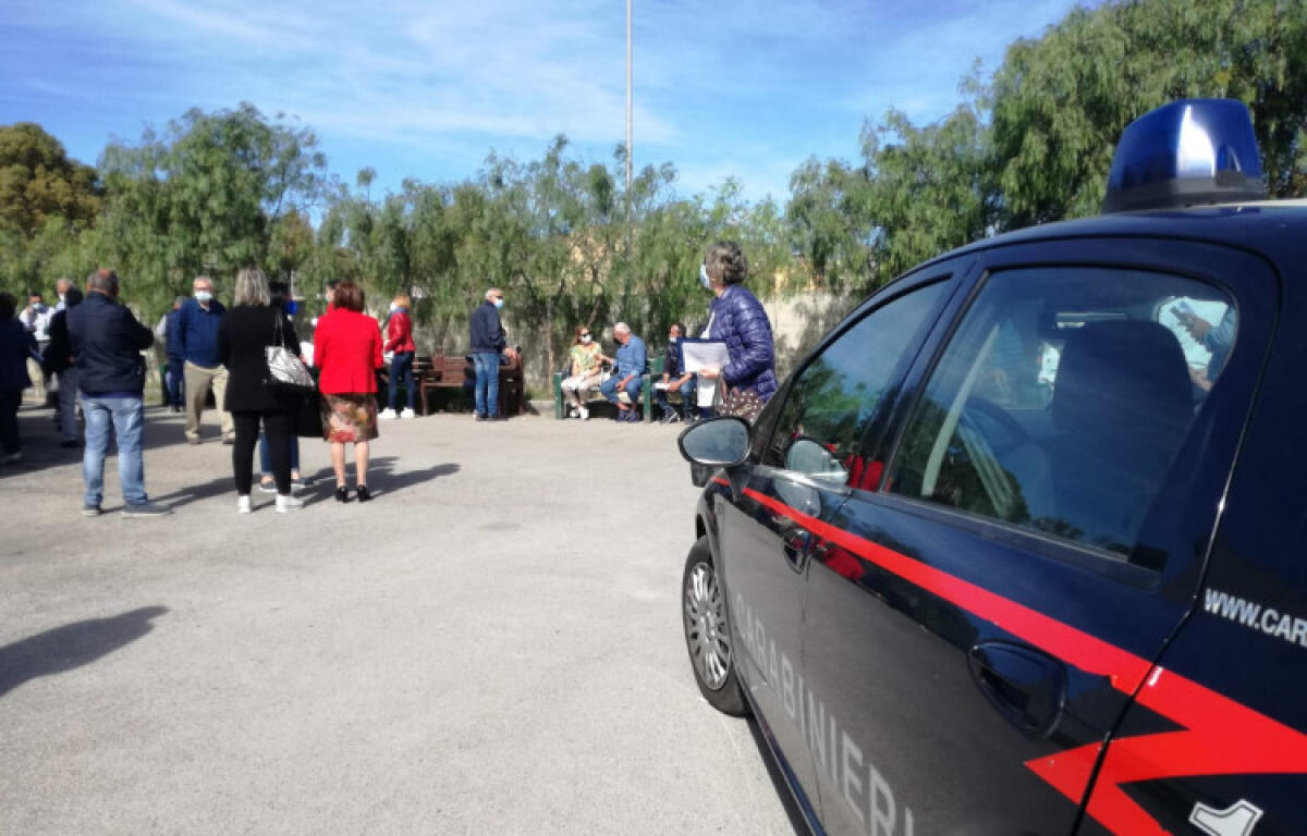 "Trattati come animali", proteste e code per i vaccini: i carabinieri all'ex mattatoio - E' stato necessario l'intervento dei carabinieri